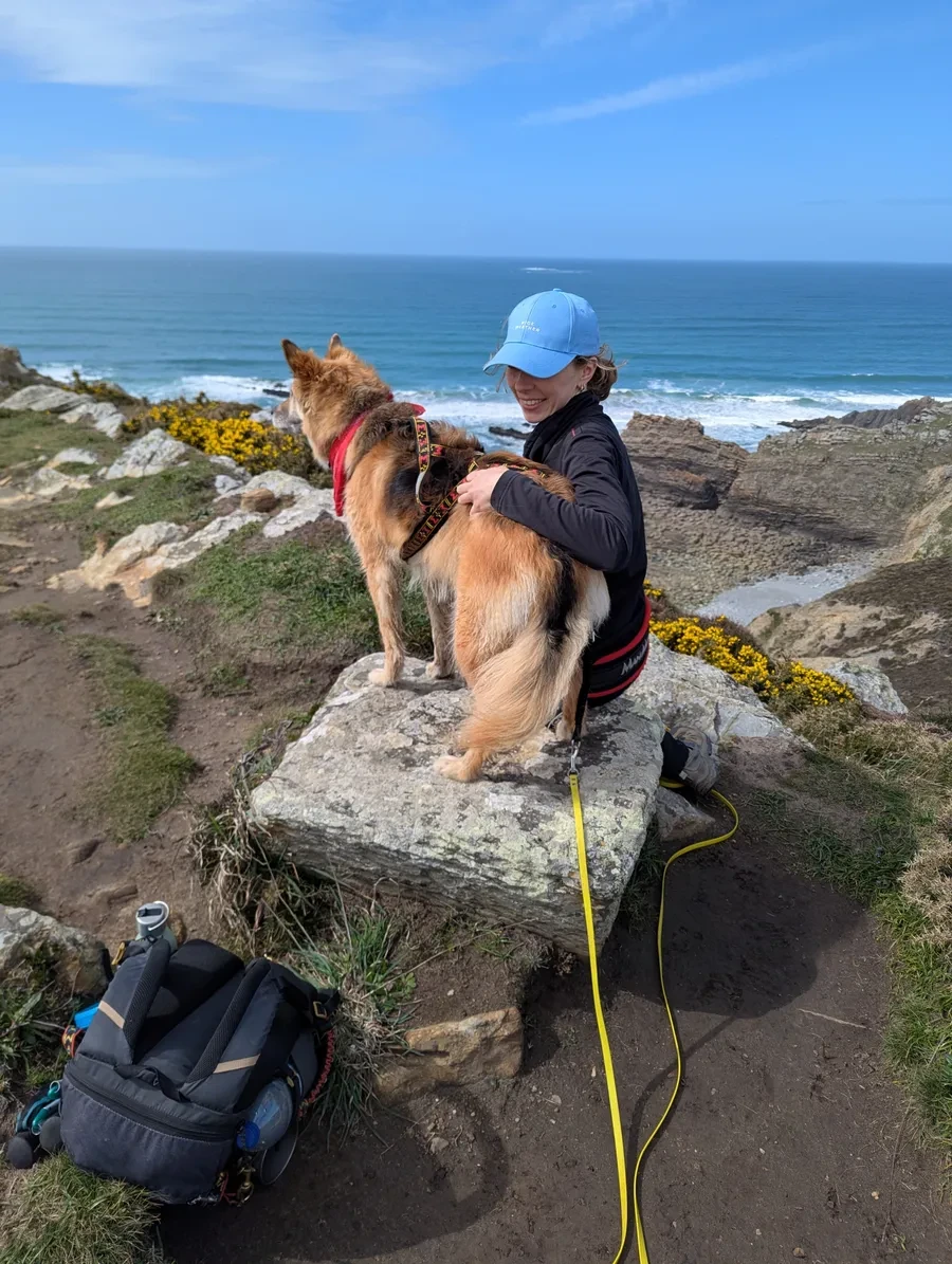 Un berger sur un rocher, face à la mer